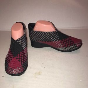 Unworn Bernie Mev Gem Yael Pump Slip On shoes Sz 41/ Sz 10.5-11 Burgundy Multi